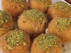 كرات الكنافة المحشوة (المصدر: مطبخ منال العالم). 