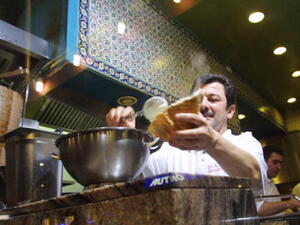 مطعم تركي في ألمانيا يقدم وجبات رمضانية 