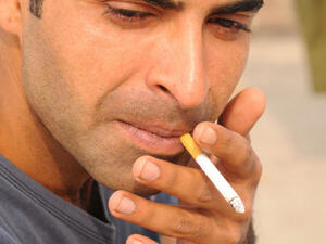 الانقطاع عن التدخين يسبب العصبية في رمضان عند الصائمين.