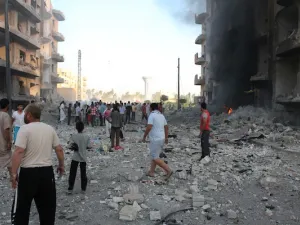 Thousands are trapped in the city as coalition planes bomb ISIS targets. (AFP/File)
