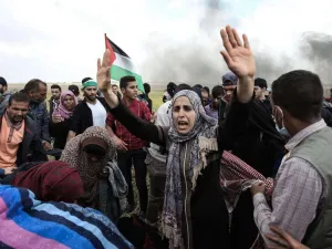 Palestinian demonstrators near the border with Israel (AFP)