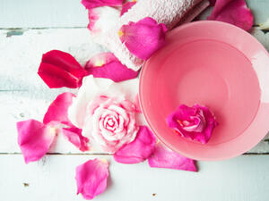 يتم الحصول على ماء الورد من الزيوت العطرية 