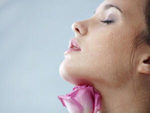 ماء الورد يخفف ظهور البقع السوداء حول العينين