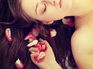 من فوائد ماء الورد للشعر السيطرة على الدهون
