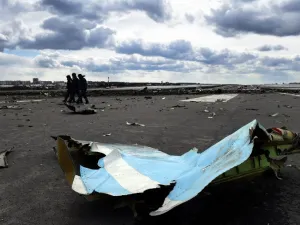 Russian Emergency Ministry rescuers examine the wreckage of a crashed airplane at the Rostov-on-Don airport on March 20, 2016. (AFP/Vasily Maximov)