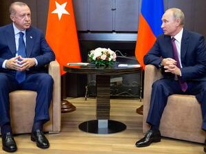 Russian President Vladimir Putin (R) meet with Turkish President Recep Tayyip Erdogan (L) in the Black Sea resort city of Sochi. (AFP/File)