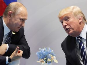 US President Donald Trump (R) and Russia's President Vladimir Putin speaks during their meeting on the sidelines of the G20 Summit in Hamburg, Germany, on July 7, 2017 (MIKHAIL Klimentiev/Sputnik/AFP)