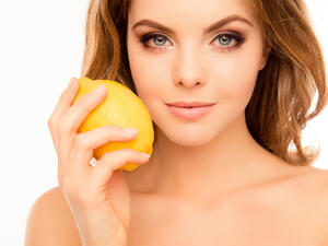 يعمل الليمون على ترطيب البشرة وزيادة نعومتها