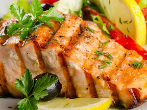 طبق السلمون المشوي بالأعشاب 