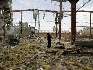  القاعة كانت تضم 750 شخصاً على الأقل جاؤوا لتقديم واجب العزاء لأحد أعيان المتمردين