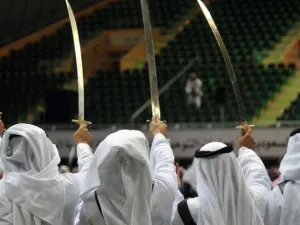 رجل أمن من الشرطة تولى الجلد يوم الاثنين