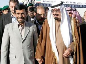 العاهل السعودي مستقبلا الرئيس الايراني خلال زيارته الاخيرة الى الرياض