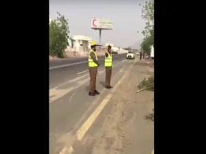ضابط من رجال الدفاع المدني السعودي يهين بعض الأفراد التابعين لجهازه