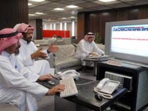 يرى المحللون أن المستثمرين سيقومون بتخفيف المراكز خشية حدوث اضطرابات بالأسواق العالمية وعدم تمكنهم من اتخاذ أي قرار خلال إغلاق السوق المحلية وأيضا بحثا عن السيولة لتوفير النفقات اللازمة لعيد الفطر