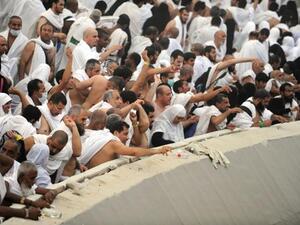  أداء نسك رمي الجمرات بمشعر منى