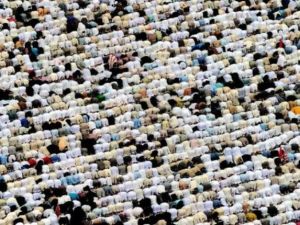 حجاج يؤدون الصلاة في المسجد الكبير في مكة المكرمة