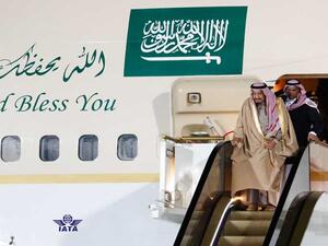 تعطل السلم الكهربائي خلال نزول الملك سلمان من طائرته في موسكو