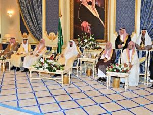العاهل السعودي يستقبل الأمراء والوزراء/الصورة عن وكالة الانباء السعودية الرسمية