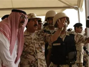 
لامير محمد بن نايف (بالرداء الابيض) يستمع الى شرح اثناء تخرج دفعة جديدة من القوات الخاصة في الرياض