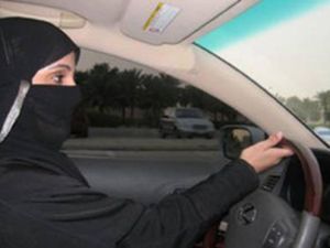 سعودية تقود سيارة في تحدي للقوانين 