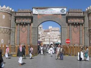 أن الأزمة تعود إلى العام 2010 عندما بدأ العجز في الكميات المعروضة من المشتقات النفطية، وخاصةً ادة الديزل الذي انخفضت الكميات المعروضة منه بحوالي 20%، ثم توالت بعدها عدد من العوامل التي أثّرت على الكميات المتوافرة