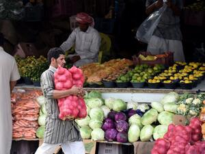 الإمارات أعلنت الأحد حظر استيراد كافة أنواع الطيور الحية الداجنة ومنتجاتها من السعودية
