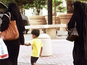 Saudi women and a child walk along a street in Riyadh. (AFP/File photo)