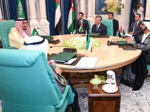Saudi King Salman and Jordan's King Abdullah (r) attend Mecca Summit, June 11, 2018. (AFP/ Photo Yousef Allan)