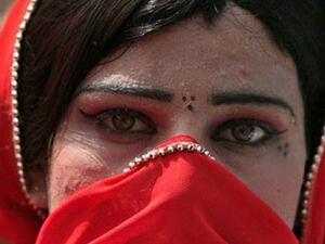 القاء القبض على فتاة سعودية ظهرت في فيديو تم تداوله على نطاق واسع وهي تتناول وجبة الفطور مع رجل مصري.