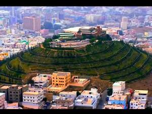 Abha has a diverse environment, with forests in the parks Soudah, Dulghan, Al-Hubala, and towering highlands in addition to the eastern plains and western coasts. (YouTube)