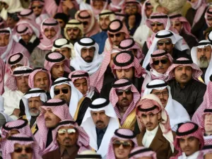 The labor office must consider finding alternative jobs for laid off Saudi staff at the current firm or any other firms belonging to the employer.  (AFP/Fayez Nureldine) 
