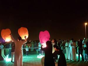 Saudis gather to light lanterns and mark Earth Hour. (Twitter/Arab News)