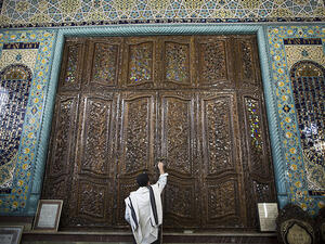 Closing the ark during morning prayers at Youssef Abad Synagogue in Tehran on Sept. 30, 2013 (AFP)