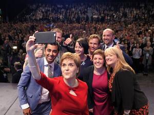 Politicians from the Scottish National Party take a selfie (AFP / File)