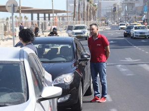 Israelis stop everything on Thursday morning as a two-minute siren sounds for Holocaust Remembrance Day. (Twitter/@IsraelHatzolah) 