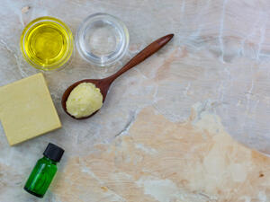 تعمل زبدة الشيا على التخلصِ من الخطوط البيضاء التي تنتج عن زيادة الوزن