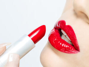 5 خطوات للحصول على أحمر شفاه بارز وثابت طوال اليوم