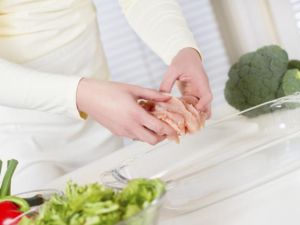 الدجاج النيء