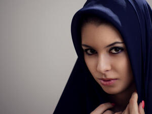 أربع خطوات مبتكرة لتُبعدي الضرر عن شعركِ تحت الحجاب 