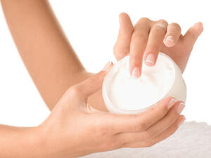 ‫4 نصائح لحماية يديكِ من التشقق في الشتاء‬‎