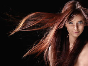  وصفة سحرية من مواد طبيعية لكل من تحلم بشعر حريري ناعم