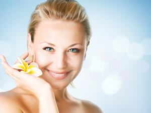  إذا كانت بشرتك جافةً أو دهنيّةً، أنت تحتاجين لتنظيف وجهك من الأعماق