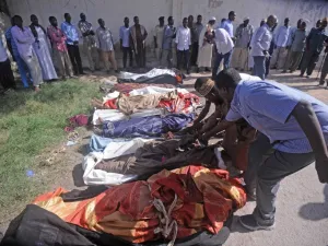 Relatives gather to look at the dead bodies of ten people including children after a raid on their farms in Bariire, some 50 km west of Mogadishu, on August 25, 2017 (AFP)