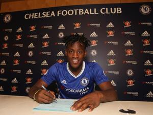 باتشواي يوقع على عقد انضمامه للبلوز