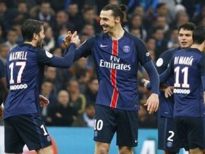 ماكسويل (يسار) يهنىء إبراهيموفيتش بهدفه المبكر