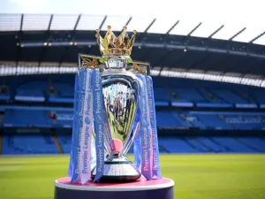 ويحصل اللاعبون الذين لا يحملون جوازات من دول الاتحاد الأوروبي حالياً على إجازة عمل استناداً إلى عوامل عدة، منها عدد المباريات الدولية وبدل الانتقال والأجر المقترح.