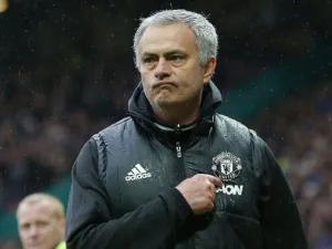 مورينيو يشير إلى شعار مانشستر يونايتد على سترته بعد نهاية المباراة