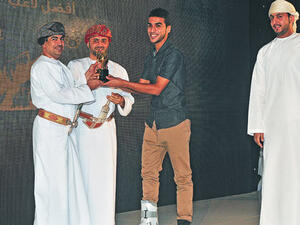 Mohammed al Musalami receives the OPL best player’s trophy from H E Abdullah al Harrasi on Saturday (source: Muscat Daily)