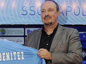 بينيتيز يعرض قميص نابولي