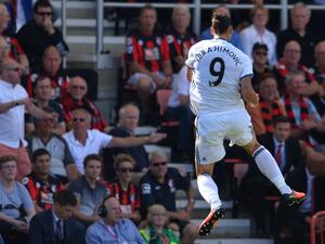 إبراهيموفيتش يحتفل بهدفه